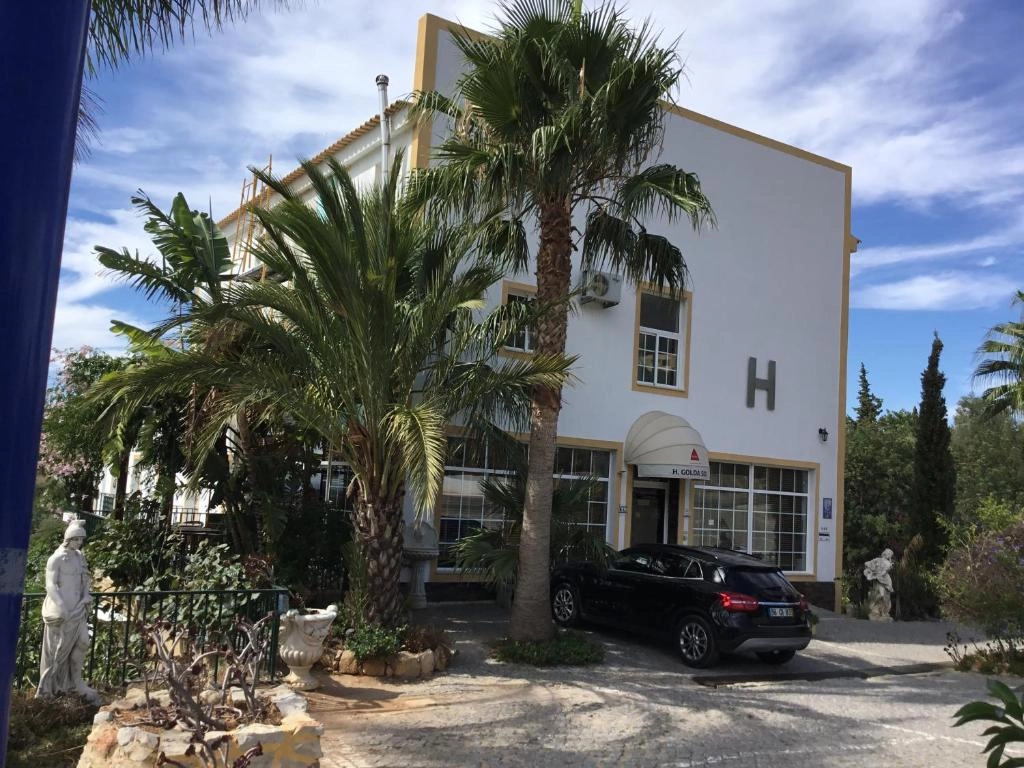 Entrada do Hotel Golda Sol com palmeiras